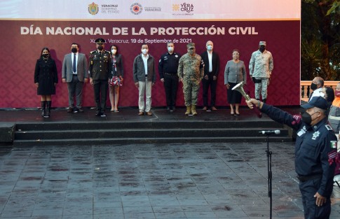 Con el izamiento de la bandera nacional esta mañana en el parque Benito Juárez de Xalapa, autoridades estatales y locales, así como cuerpos de auxilio conmemoraron el Día Nacional de la Protección Civil. 