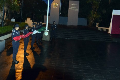 En memoria de los fallecidos durante el terremoto del 19 de septiembre de 1985, la ceremonia se realizó a las 7:19 hrs. y las sirenas sonaron por un minuto. 