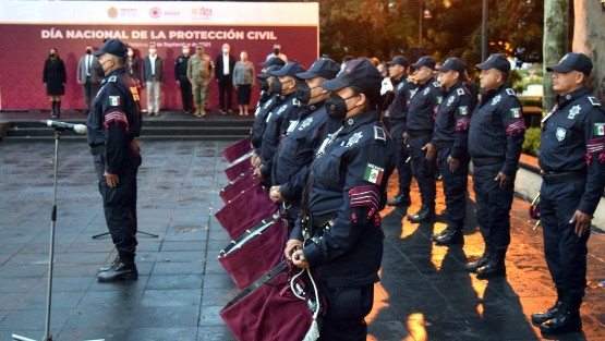 Presentes en la ceremonia, representantes de los cuerpos de auxilio a la población. 
