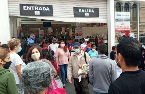 Algunos comercios del Centro de Xalapa se sumaron al macrosimulacro de sismo realizado a nivel nacional a la 11:30 horas de este domingo 19 de septiembre. Algunas instituciones realizarán el ejercicio hasta el día de mañana que es hábil .  