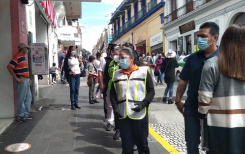 Algunos comercios del Centro de Xalapa se sumaron al macrosimulacro de sismo realizado a nivel nacional a la 11:30 horas de este domingo 19 de septiembre. Algunas instituciones realizarán el ejercicio hasta el día de mañana que es hábil .  