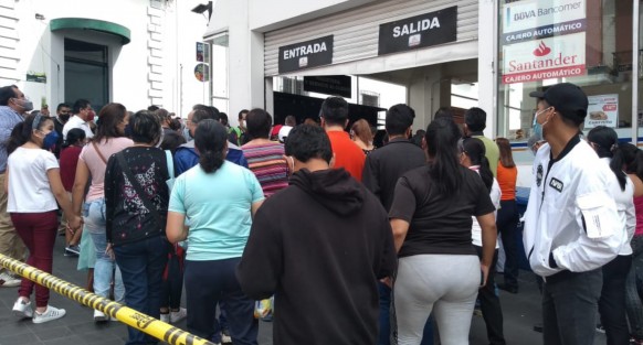 Algunos comercios del Centro de Xalapa se sumaron al macrosimulacro de sismo realizado a nivel nacional a la 11:30 horas de este domingo 19 de septiembre. Algunas instituciones realizarán el ejercicio hasta el día de mañana que es hábil .  