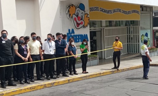 Algunos comercios del Centro de Xalapa se sumaron al macrosimulacro de sismo realizado a nivel nacional a la 11:30 horas de este domingo 19 de septiembre. Algunas instituciones realizarán el ejercicio hasta el día de mañana que es hábil .  