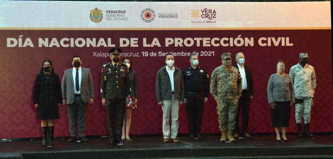 l gobernador Cuitláhuac García Jiménez encabezó el izamiento de Bandera a media asta en memoria de las víctimas de los sismos de 1985 y 2017.

