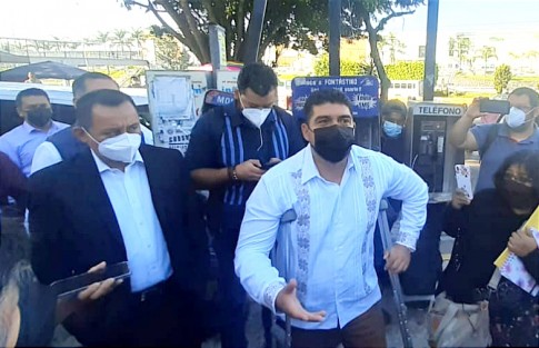 El Secretario de Educación en Veracruz, Zenyazen Escobar García, dijo que son en su mayoría rumores, los reportes de maestros o alumnos contagiados de COVID-19 por el retorno presencial a clases. El funcionario acudió a dialogar con manifestantes. 