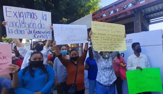 Padres de familia y docentes del Jardín de Niños Genoveva Cortés, de la colonia Moctezuma, en Xalapa, se manifestaron en la SEV para solicitar se continúen las obras  en dicho plantel, pues al parecer Espacios Educativos dejó de pagar a la constructores y por ende éstos de trabajar.