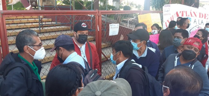 Maestros del MMV del municipio de Ixhuatlán de Madero y Tlachichilco, al norte del estado, se manifestaron en la SEV para demandar el cumplimiento de acuerdos, basificaciones, pago de sueldos atrasados, entre otros temas. 