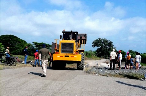 Familiares del señor Antonio, se plantaron en Plaza Lerdo para solicitar auxilio de las autoridades para localizarlo, luego de que desapareciera al intentar cruzar el río con su moto en la comunidad Real del Monte, municipio de Úrsulo Galván desde el pasado 12 de septiembre, pues a la fecha no lo localizan. 
