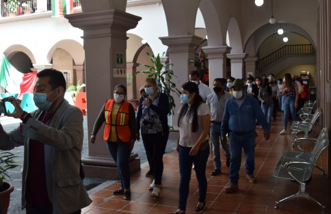 Tal como se había anunciado, este lunes algunas dependencias realizaron sus simulacros de evacuación. Tal sucedió en al Palacio Municipal de Xalapa, en donde el personal se trasladó al parque Juárez. El tiempo del ejercicio se reportó de 15 minutos. 