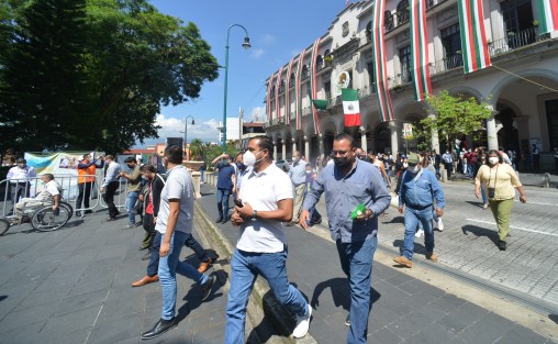 Tal como se había anunciado, este lunes algunas dependencias realizaron sus simulacros de evacuación. Tal sucedió en al Palacio Municipal de Xalapa, en donde el personal se trasladó al parque Juárez. El tiempo del ejercicio se reportó de 15 minutos. 