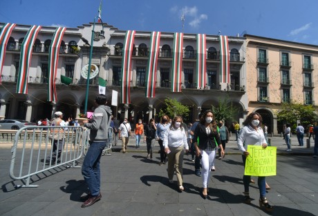 Tal como se había anunciado, este lunes algunas dependencias realizaron sus simulacros de evacuación. Tal sucedió en al Palacio Municipal de Xalapa, en donde el personal se trasladó al parque Juárez. El tiempo del ejercicio se reportó de 15 minutos. 