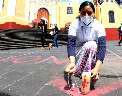 La Arquidiócesis también llamó a la oración, por lo que una joven hizo lo propio en Plaza Lerdo, orando por aquellas mujeres que deciden abortar y por los bebés. 