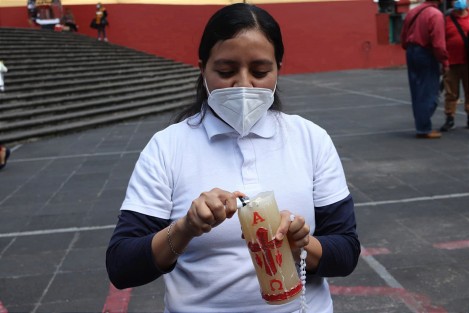 La Arquidiócesis también llamó a la oración, por lo que una joven hizo lo propio en Plaza Lerdo, orando por aquellas mujeres que deciden abortar y por los bebés. 