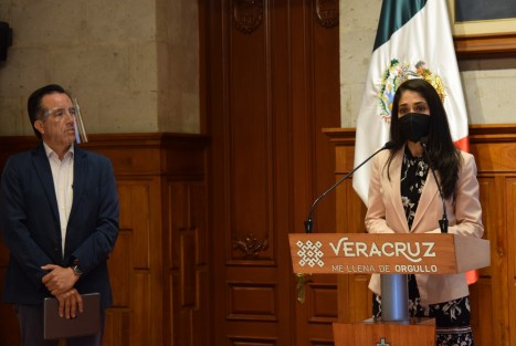 En conferencia de prensa del Gobernador Cuitláhuac García Jiménez, la Fiscal General del Estado, Verónica Hernández Giadáns informó algunos de los avances en materia de procuración de justicia, como lo es la detención de cinco integrantes de un grupo delictivo que opera en la capital del estado. 