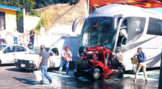 Accidente sobre la carretera Banderilla - Xalapa, a la altura de la Colonia 21 de Marzo, en el que se reportan 6 unidades involucradas, 8 personas lesionadas y una persona fallecida. 