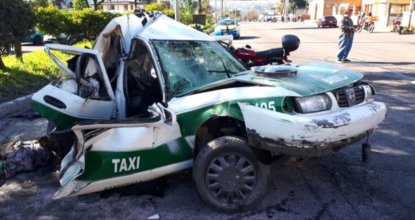 Accidente sobre la carretera Banderilla - Xalapa, a la altura de la Colonia 21 de Marzo, en el que se reportan 6 unidades involucradas, 8 personas lesionadas y una persona fallecida. 