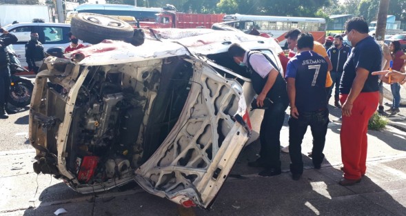 Accidente sobre la carretera Banderilla - Xalapa, a la altura de la Colonia 21 de Marzo, en el que se reportan 6 unidades involucradas, 8 personas lesionadas y una persona fallecida. 