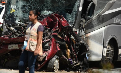 Accidente sobre la carretera Banderilla - Xalapa, a la altura de la Colonia 21 de Marzo, en el que se reportan 6 unidades involucradas, 8 personas lesionadas y una persona fallecida. 