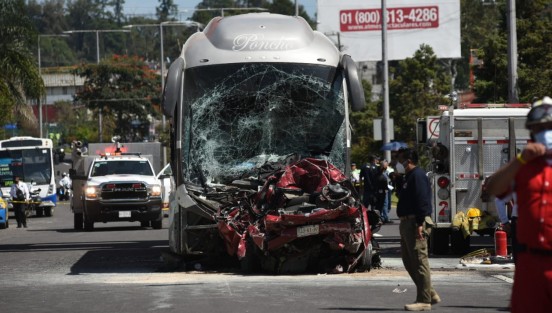 Un autobús de pasaje de turismo, se quedó sin frenos sobre el boulevard Xalapa - Banderilla, impactando varios vehículos, de los cuales uno se incendió. Los datos sobre el saldo varían, pero se habla de 16 lesionados, y dos fallecidos. 