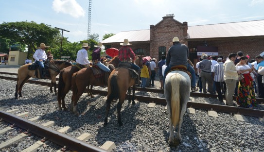  El gobernador, Cuitláhuac García en compañía del secretario de gobierno y autoridades locales inauguraron la remodelación de la antigua estación de tren La Purga. 