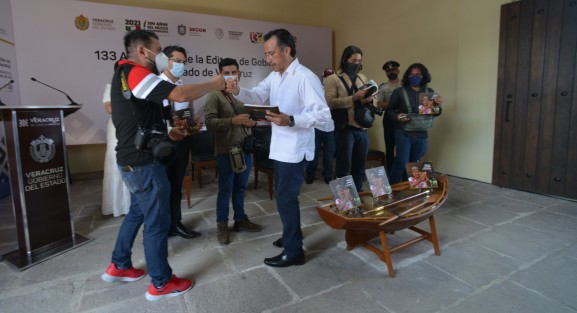 Ahí mismo se celebró el 133 aniversario de la Editora de Gobierno, donde se presentó el libro Rostros y Paisajes de Veracruz. 