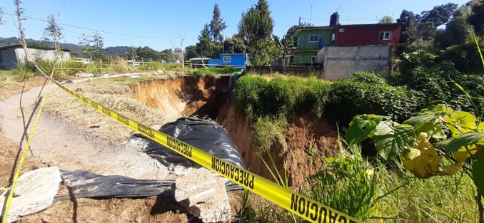 Vecinos de Rancho Viejo, municipio de Tlalnelhuayocan, Ver. siguen pidiendo apoyo por el deslave que las aguas pluviales ha causado un hoyanco de unos 5 metros de profundidad y una zanja de 300 metros de longitud. A decir de los vecinos son 15 las viviendas las que están en riesgo de colapsar. 