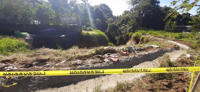 Vecinos de Rancho Viejo, municipio de Tlalnelhuayocan, Ver. siguen pidiendo apoyo por el deslave que las aguas pluviales ha causado un hoyanco de unos 5 metros de profundidad y una zanja de 300 metros de longitud. A decir de los vecinos son 15 las viviendas las que están en riesgo de colapsar. 