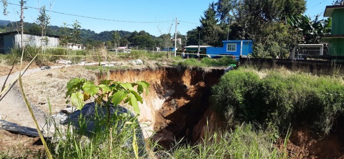 Vecinos de Rancho Viejo, municipio de Tlalnelhuayocan, Ver. siguen pidiendo apoyo por el deslave que las aguas pluviales ha causado un hoyanco de unos 5 metros de profundidad y una zanja de 300 metros de longitud. A decir de los vecinos son 15 las viviendas las que están en riesgo de colapsar. 