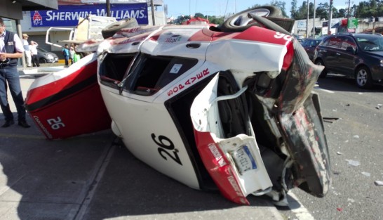 Accidente sobre la carretera Banderilla - Xalapa, a la altura de la Colonia 21 de Marzo, en el que se reportan 6 unidades involucradas, 8 personas lesionadas y una persona fallecida. 