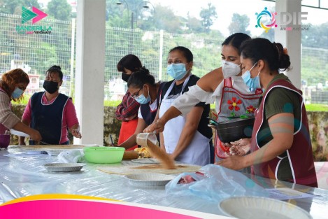 El DIF municipal de Banderilla impartió el primer curso para la elaboración de roles de canela y glaseados. En tiempos en que la creatividad es la clave para la economía, la mejor manera de ayudar es capacitar para generar juntos bienestar para las familias de Banderilla.
