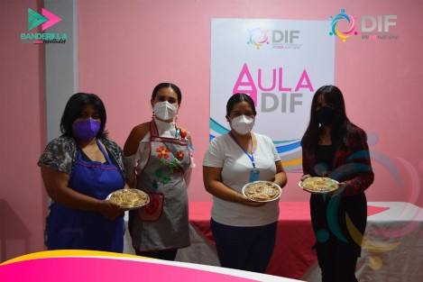 El DIF municipal de Banderilla impartió el primer curso para la elaboración de roles de canela y glaseados. En tiempos en que la creatividad es la clave para la economía, la mejor manera de ayudar es capacitar para generar juntos bienestar para las familias de Banderilla.
