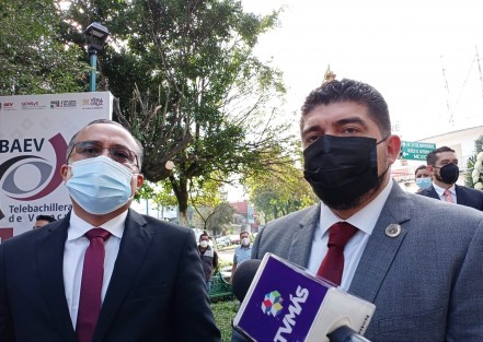 El Secretario de Educación, Zenyazen Escobar, pide a las autoridades de Seguridad Pública, así como Policía Municipal de Veracruz, mayor vigilancia de los planteles en el puerto, pues más que deterioro por abandono ha sido por robos, a más del abandono que por años tuvieron. 