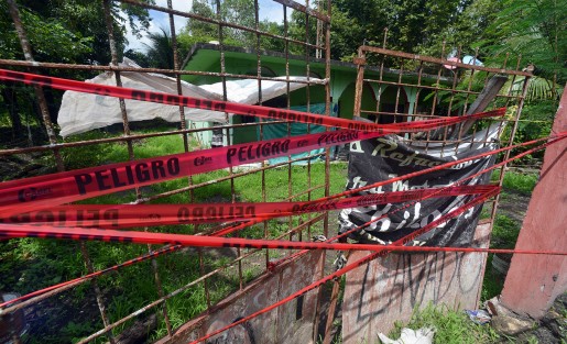Desde hace 12 días el cadáver de una persona se encuentra dentro de las instalaciones del taller Los Chilangos, sucursal Ídolos, de la congregación El Tesoro, municipio de Actopan, sin ser levantado por Servicios Periciales. 