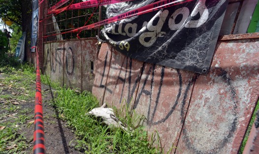 Desde hace 12 días el cadáver de una persona se encuentra dentro de las instalaciones del taller Los Chilangos, sucursal Ídolos, de la congregación El Tesoro, municipio de Actopan, sin ser levantado por Servicios Periciales. 