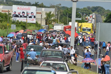  Afiliados al Movimiento de Resistencia Civil, convocados por su líder,  Francisco Fernández Morales,  se concentran en la carretera federal de Cerro Gordo para bloquearla en protesta por las tarifas de luz y exigir una reducción. 