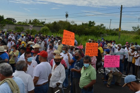  Afiliados al Movimiento de Resistencia Civil, convocados por su líder,  Francisco Fernández Morales,  se concentran en la carretera federal de Cerro Gordo para bloquearla en protesta por las tarifas de luz y exigir una reducción. 