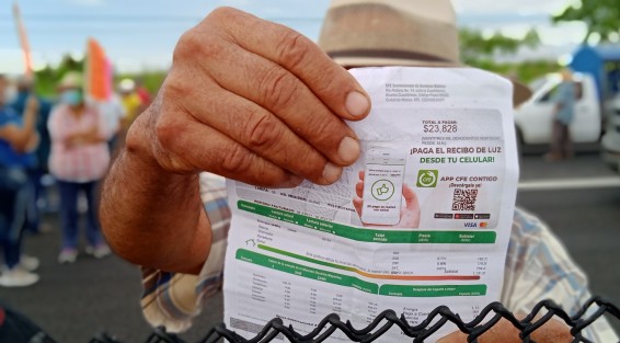  Afiliados al Movimiento de Resistencia Civil, convocados por su líder,  Francisco Fernández Morales,  se concentran en la carretera federal de Cerro Gordo para bloquearla en protesta por las tarifas de luz y exigir una reducción. 