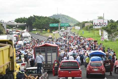  Afiliados al Movimiento de Resistencia Civil, convocados por su líder,  Francisco Fernández Morales,  se concentran en la carretera federal de Cerro Gordo para bloquearla en protesta por las tarifas de luz y exigir una reducción. 