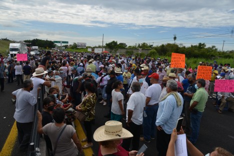  Afiliados al Movimiento de Resistencia Civil, convocados por su líder,  Francisco Fernández Morales,  se concentran en la carretera federal de Cerro Gordo para bloquearla en protesta por las tarifas de luz y exigir una reducción. 