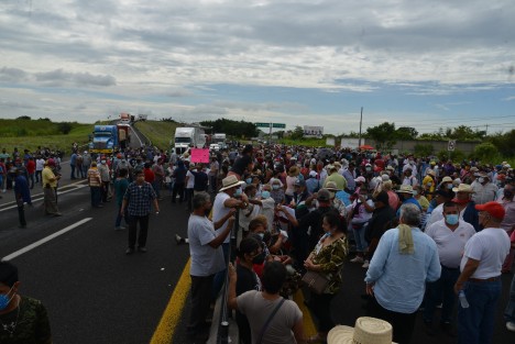  Afiliados al Movimiento de Resistencia Civil, convocados por su líder,  Francisco Fernández Morales,  se concentran en la carretera federal de Cerro Gordo para bloquearla en protesta por las tarifas de luz y exigir una reducción. 