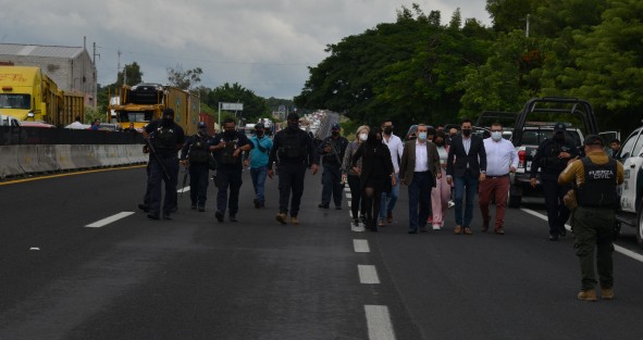 En punto de las 2 de la tarde quedó abierta la circulación de la autopista Xalapa - Veracruz. La CFE se comprometió a suspender los cortes de energía eléctrica en tanto se instala la mesa de diálogo, para lo cual se firmó una minuta por parte de los quejosos y representantes de CFE y del gobierno del estado.