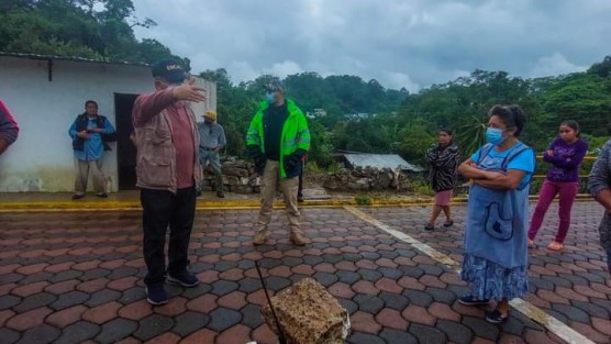 Durante la reunión se manifestó la disposición y buena voluntad por parte de la familia Trujillo, así como del H. Ayuntamiento de Teocelo que encabeza el alcalde Mario Chama Díaz, para trabajar de manera conjunta en la solución a la problemática que genera el socavón. 
