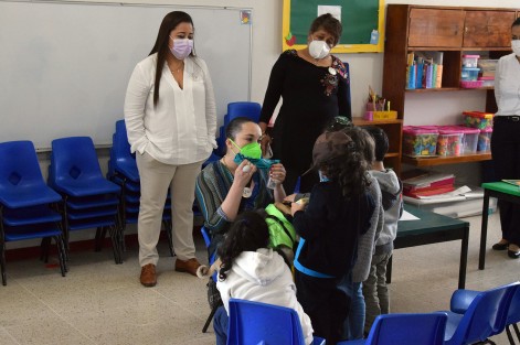 Posteriormente las autoridades educativas se trasladaron al CAI 01 Xalapa para constatar la aplicación del programa UC031 el cual consta en el mejoramiento de algunas áreas del CAI  así como el acondicionamiento de una sala de lactancia.