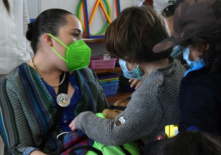Como una sorpresa especial para los infantes del CAI la Doctora Lucia Amelia Ledesma Torres, Jefa Nacional de Salud Mental del Centro Médico Nacional 20 de noviembre de la Ciudad de México en compañía  de Harley El Tuerto un canino cooterapeuta, interactuó con los infantes por algunos minutos.