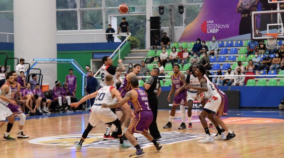 El equipo de básquetbol Halcones de Xalapa no logró su segundo triunfo en casa y perdió ante Leñadores de Durango en tiempo extra, con un marcador 87-90 en el Nido del Halcón. 