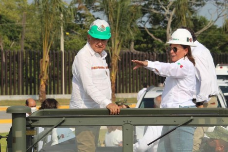 Este domingo, el Presidente de la República, Lic. Andrés Manuel López Obrador,  realizó un recorrido de supervisión en la refinería  Lázaro Cárdenas de Minatitlán. Lo acompañó  Rocío Nahle, Secretaria de Energía. 