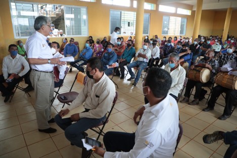 Durante asamblea con pobladores de Ocozotepec, el titular de la Secretaría de Desarrollo Social (SEDESOL), Guillermo Fernández Sánchez, expresó que de esta forma habrá mejoras en la economía familiar y calidad de vida, así como desarrollo de la comunidad.