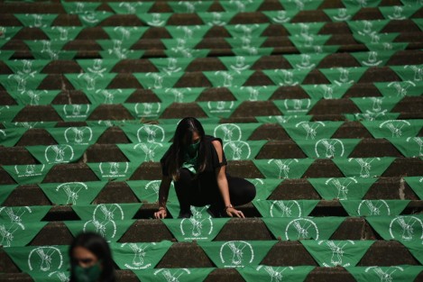 Colectivo de mujeres feministas exigió a las autoridades que sea publicado cuanto antes el Protocolo de Aborto Seguro en Veracruz. Como parte de su demanda, tapizaron escalinatas del Paseo de Los Lagos con pañuelos verdes. 