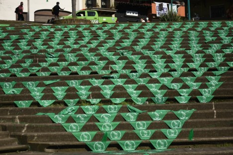 Colectivo de mujeres feministas exigió a las autoridades que sea publicado cuanto antes el Protocolo de Aborto Seguro en Veracruz. Como parte de su demanda, tapizaron escalinatas del Paseo de Los Lagos con pañuelos verdes. 