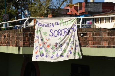 Colectivo de mujeres feministas exigió a las autoridades que sea publicado cuanto antes el Protocolo de Aborto Seguro en Veracruz. Como parte de su demanda, tapizaron escalinatas del Paseo de Los Lagos con pañuelos verdes. 
